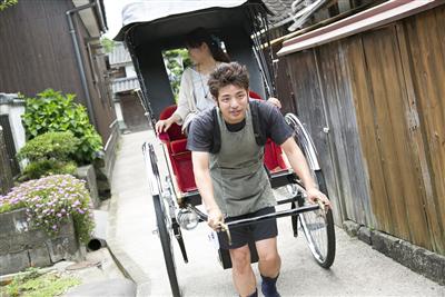 人力車では博識な俥夫が山鹿の歴史やトリビアを教えてくれる