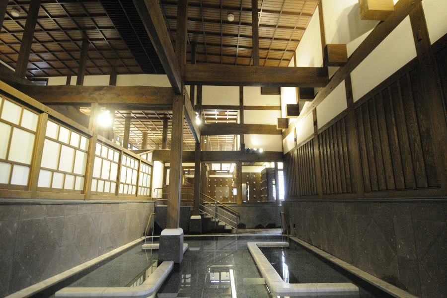 浴槽などがユニークな造りになっている「さくら湯」の内観 浴槽などがユニークな造りになっている「さくら湯」の内観