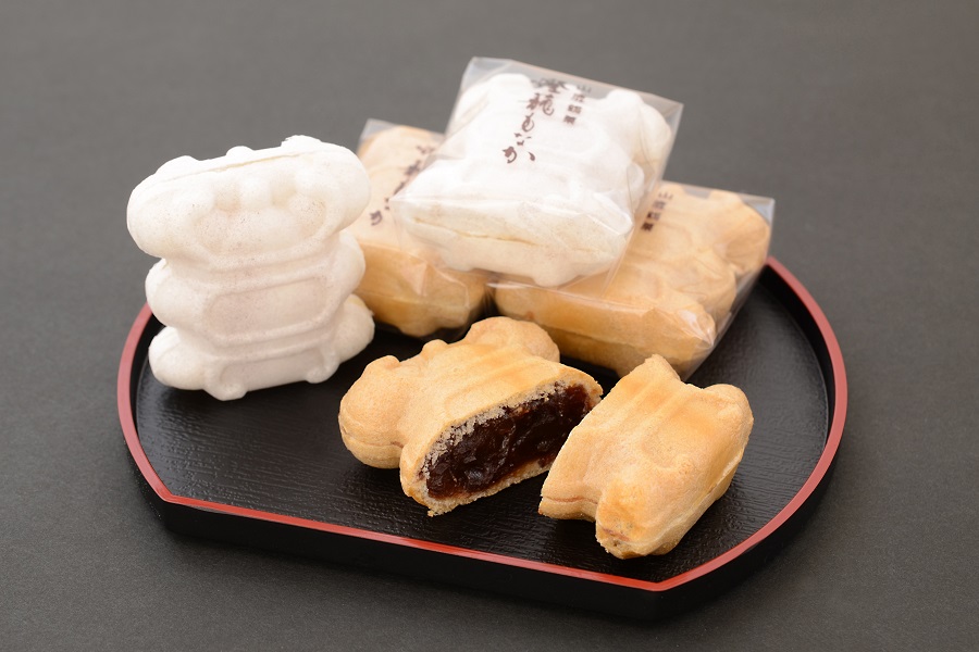 金灯籠の形をした手のひらサイズのもなか 金灯籠の形をした手のひらサイズのもなか