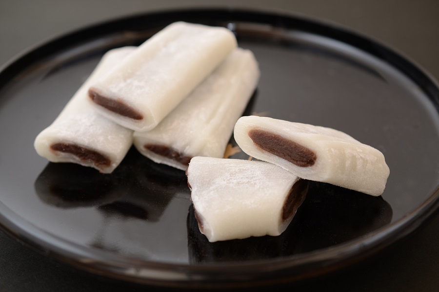 甘さ控えめのこしあんを牛皮で包んだ和菓子 甘さ控えめのこし餡を牛皮で包んだ和菓子