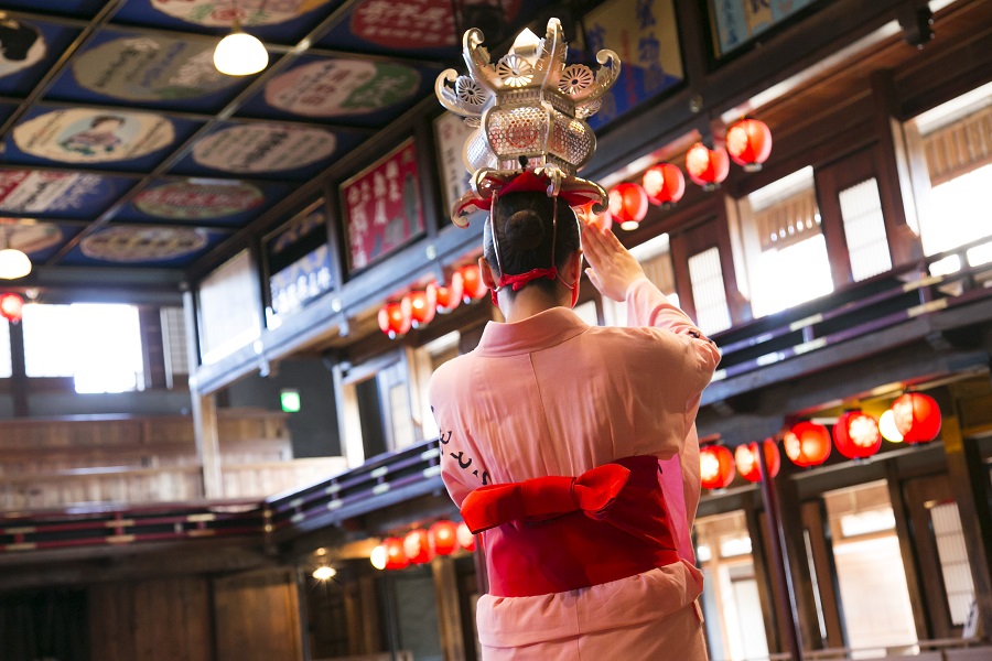 艶やかな灯籠踊りをマスターしよう 艶やかな灯籠踊りをマスターしよう