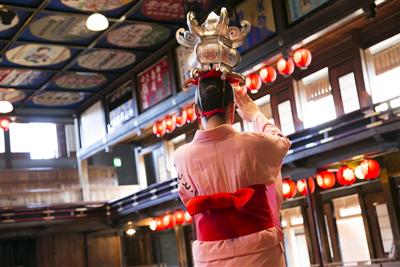 艶やかな灯籠踊りをマスターしよう