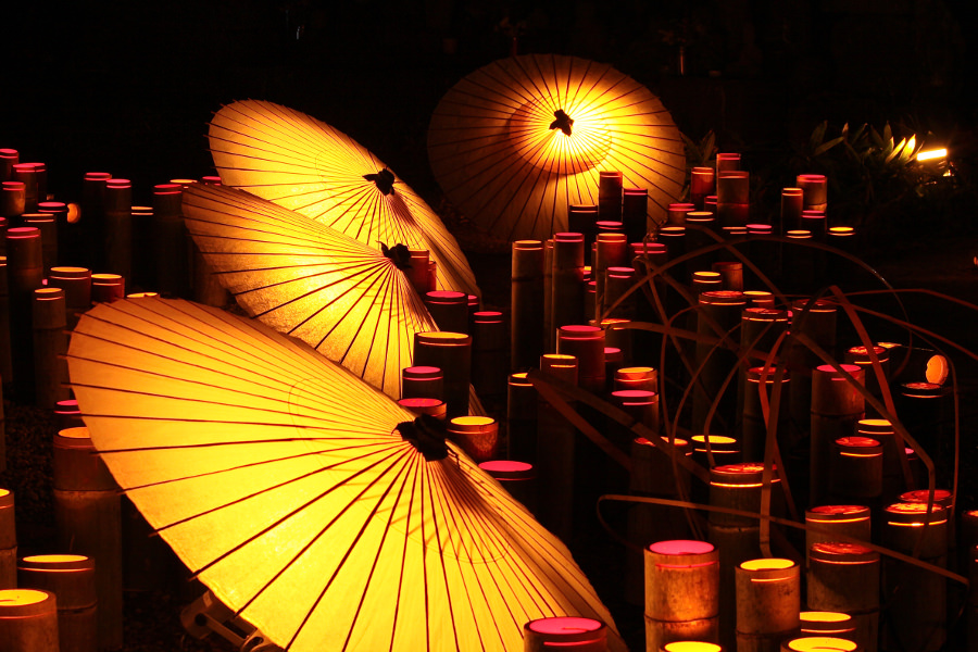 和傘や竹のオブジェが山鹿の町並みを彩ります 和傘や竹のオブジェが山鹿の町並みを彩ります