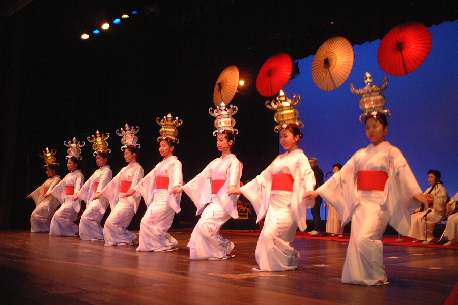 優美で幻想的な「山鹿灯籠踊り」 優美で幻想的な「山鹿灯籠踊り」