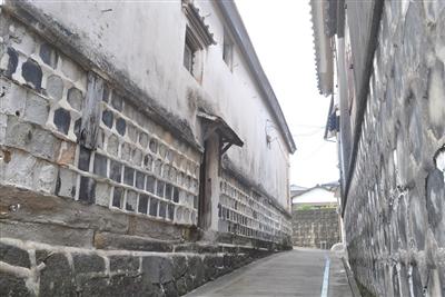 過去にタイムスリップしたような路地が続く