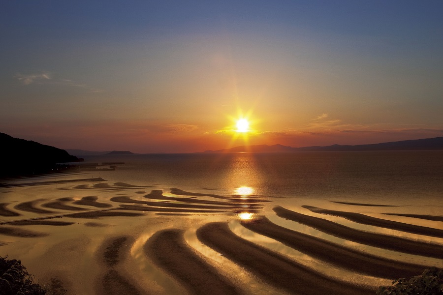 夕日が砂紋を照らす幻想的な光景は自然からの贈り物 夕日が砂紋を照らす幻想的な光景は自然からの贈り物