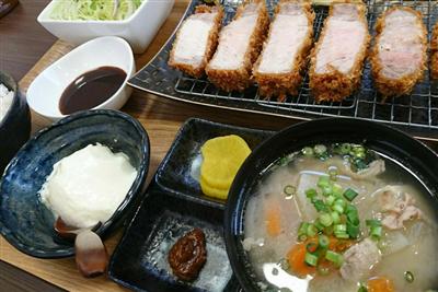 鉄板メニューのとんかつを味わい尽くせる黒豚特上ロースかつ定食