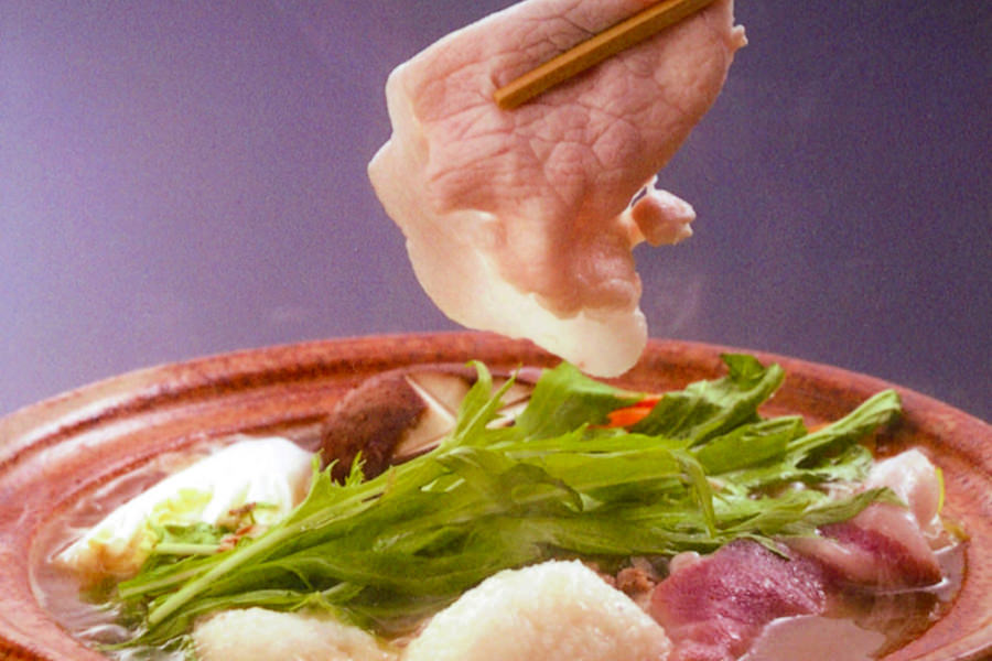 霧島熟成神話豚の他に豚足、軟骨、さつま芋麺などが入った「霧島神話ぼっけ鍋」 霧島熟成神話豚などが入った「霧島神話ぼっけ鍋」