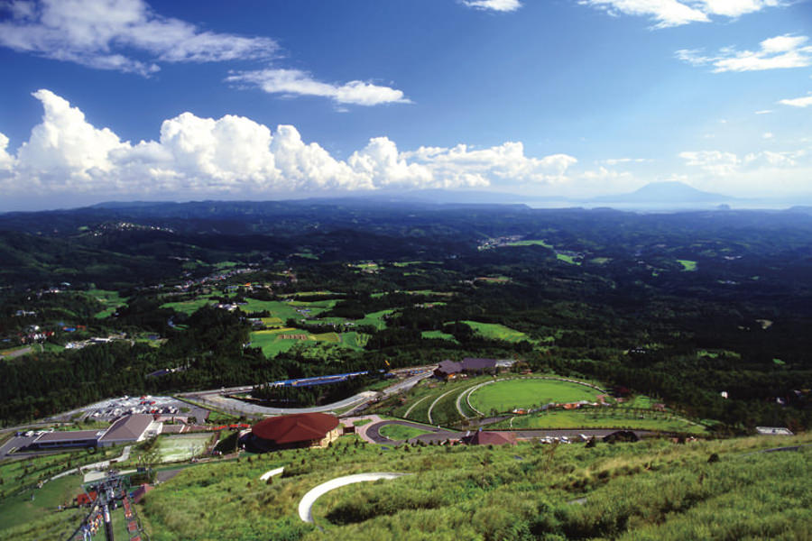 「霧島神話の里公園」リフト乗り場までは、ロードトレインも往復しています 「霧島神話の里公園」リフト乗り場までは、ロードトレインも往復