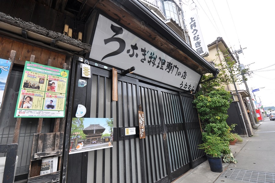 創業100年を超える老舗「上村うなぎ屋」では、休日は店の前に行列ができる 創業100年を超える老舗「上村うなぎ屋」