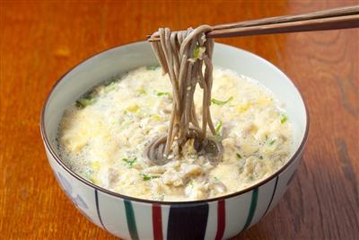 「丸一そば屋」の田舎風の手打ちそばには、県外ファンも多い