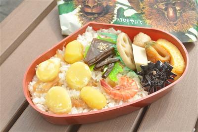 ゴロッと大粒の栗が入った名物駅弁の「栗めし」