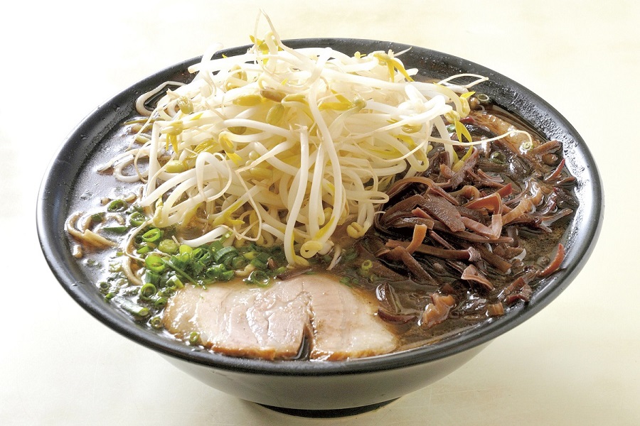 こくのある真っ黒な「好来ラーメン」のスープ こくのある真っ黒な「好来ラーメン」のスープ