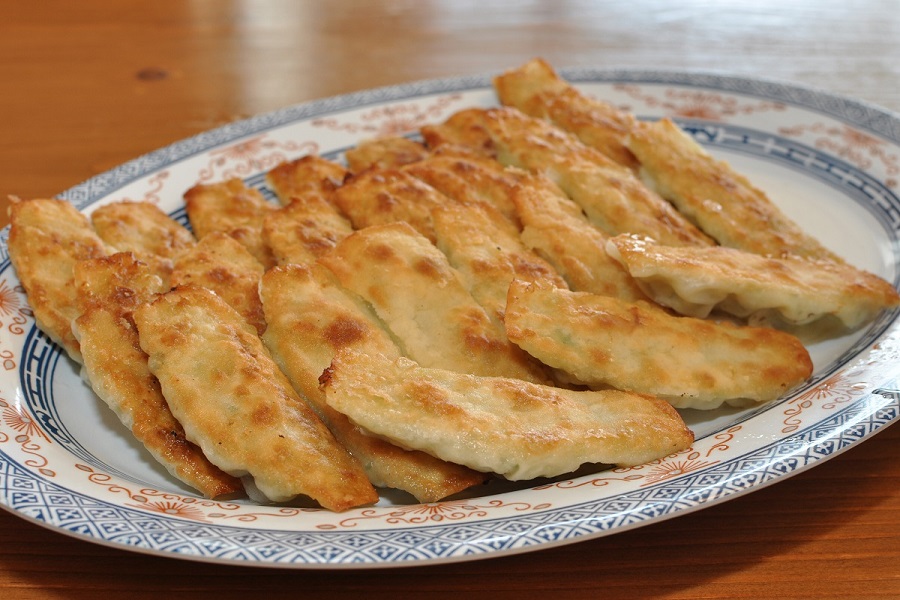 じゅわっと肉汁があふれ出す「松龍軒」の焼餃子 じゅわっと肉汁があふれ出す「松龍軒」の焼餃子