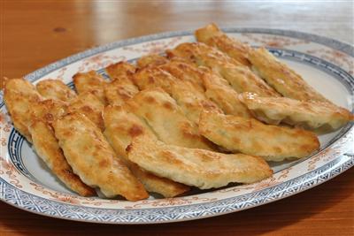 じゅわっと肉汁があふれ出す「松龍軒」の焼餃子