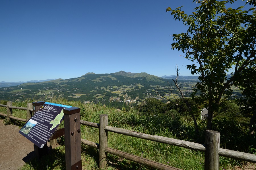 俵山の東側にある俵山峠展望台から阿蘇山を望む 俵山の東側にある俵山峠展望台から阿蘇山を望む