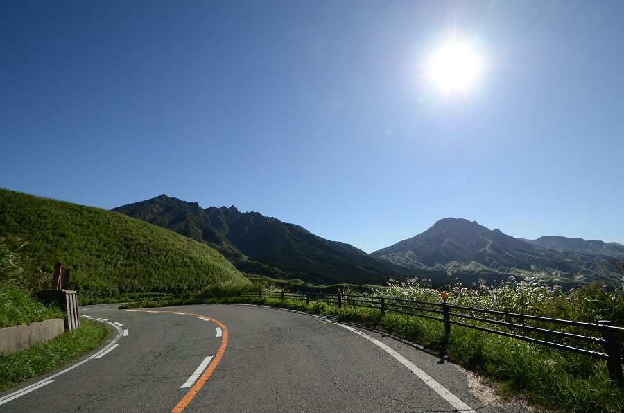 曲がりくねった道を進んでいると突然、根子岳が目の前に 曲がりくねった道を進んでいると突然、根子岳が目の前に