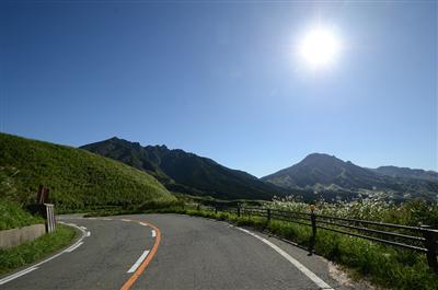 曲がりくねった道を進んでいると突然、根子岳が目の前に
