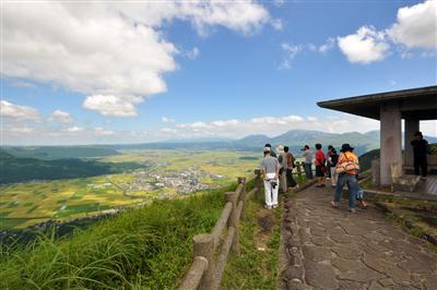 北側から望む阿蘇五岳。眼下には阿蘇谷の田園風景が広がる