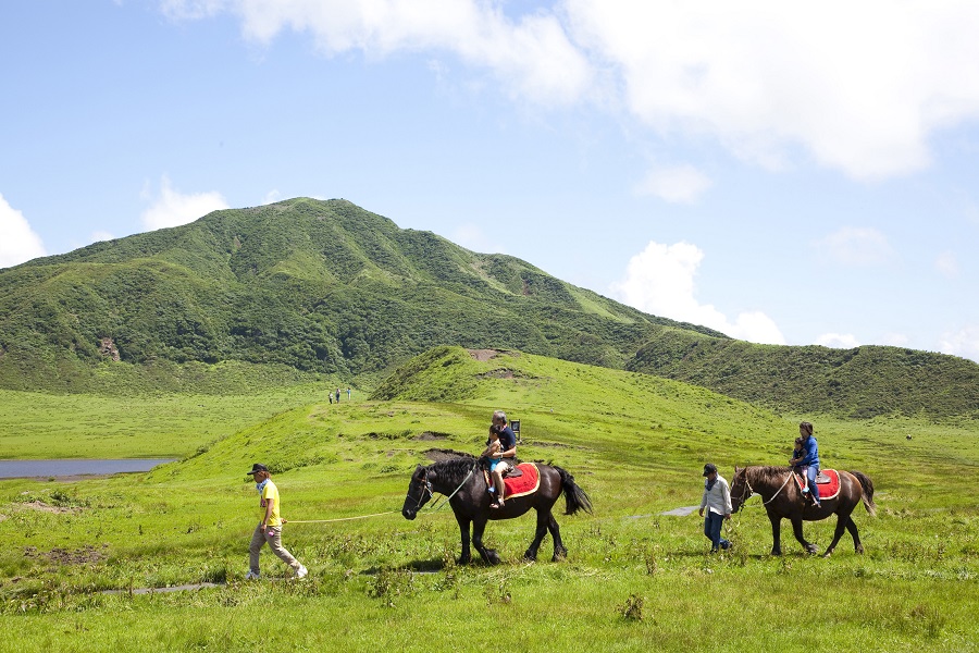 乗馬を楽しむ観光客。草原を散策したい人はぜひ立ち寄ってほしい 乗馬を楽しむ観光客。草原を散策したい人はぜひ立ち寄ってほしい