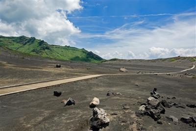 火山が生み出した荒涼たる風景が広がる