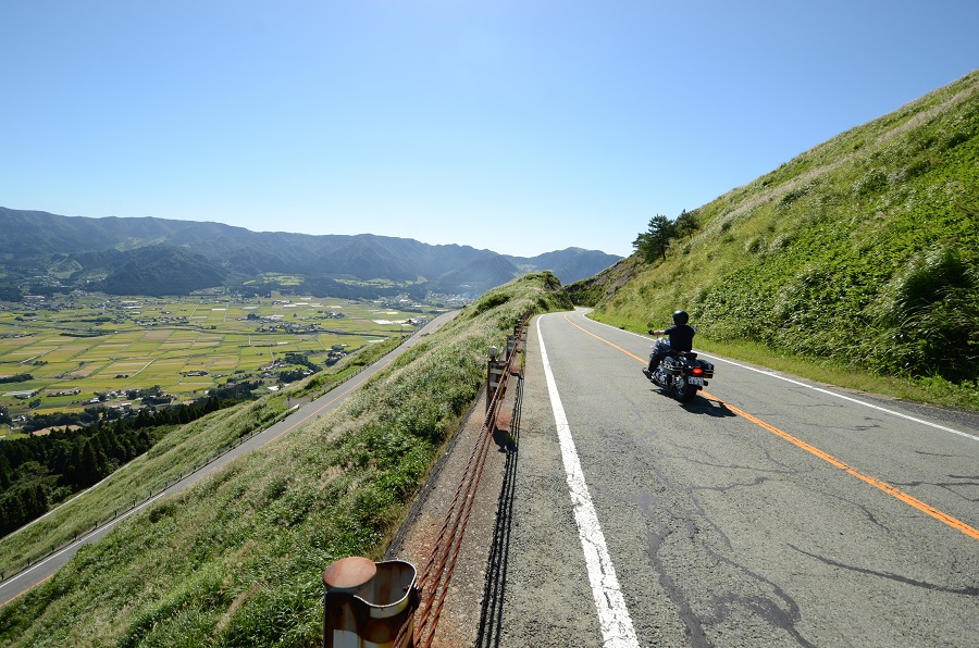 眼下に広がるのは南郷谷。なんともダイナミックな風景だ
