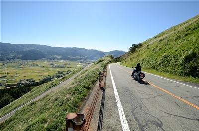 眼下に広がるのは南郷谷。なんともダイナミックな風景だ