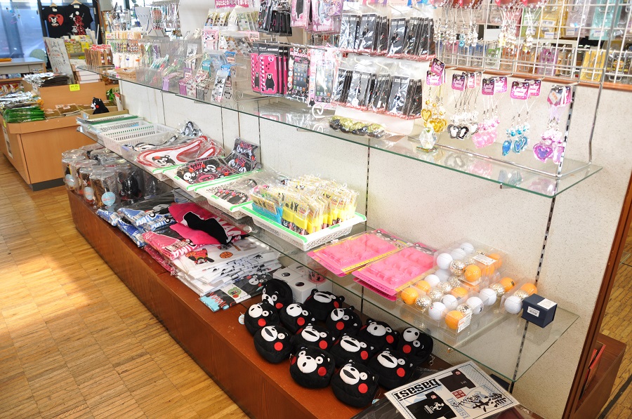 「大観峰茶店」の売店コーナーに並ぶくまモングッズの数々 「大観峰茶店」の売店コーナーに並ぶくまモングッズの数々