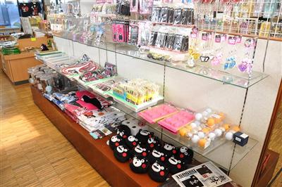 「大観峰茶店」の売店コーナーに並ぶくまモングッズの数々