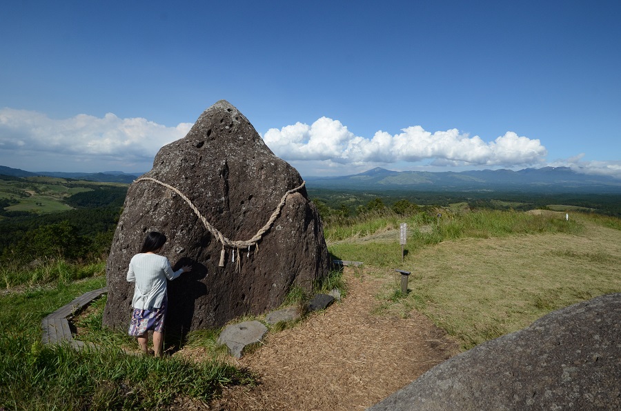 大草原の中に突然、巨大な岩が現れる 大草原の中に突然、巨大な岩が現れる