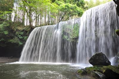 まるでシルクのカーテンのように美しい「鍋ヶ滝」