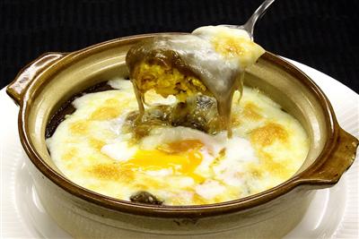 土鍋で出す焼きカレー。ごはんはターメリックライス
