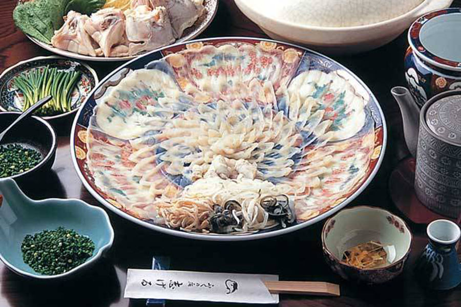 フグのおいしさを味わうなら「志げる」のフグ刺しで フグのおいしさを味わうなら「志げる」のフグ刺しで