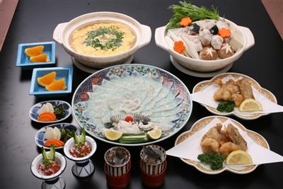 関門海峡で水揚げされたトラフグ料理が並ぶ