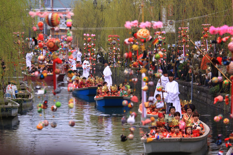 「おひな様水上パレード」では、水上にも手製の吊るし飾り“さげもん”がかかる 「おひな様水上パレード」の様子