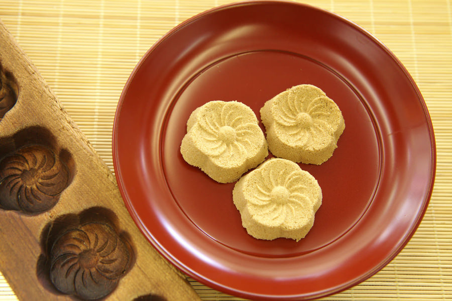 梅の花の形をした「きなこばんも~」は茶請けにいい 梅の花の形をした「きなこばんも~」は茶請けにいい