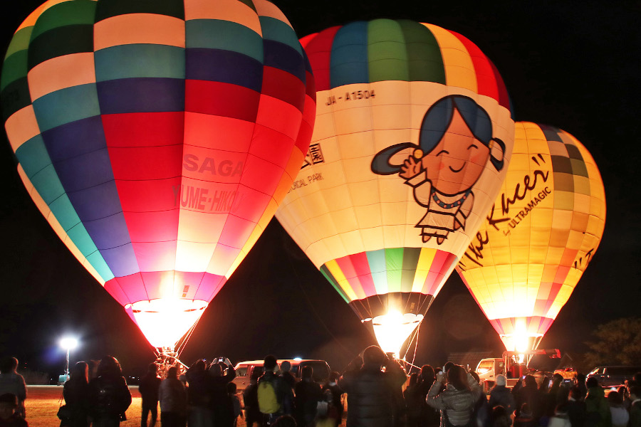 夜の園内を暖かに照らす「熱気球の夜間係留ナイトグロー」 夜の園内を暖かに照らす「熱気球の夜間係留ナイトグロー」
