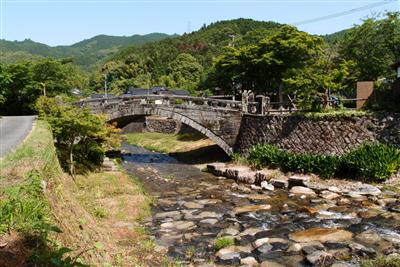 城下町の入口に位置する目鏡橋
