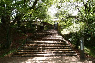 秋月城の裏門であった長屋門。奥にはモミジの茂る梅園公園がある