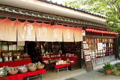 お土産品が並ぶ、かわいらしい軒先。赤い提灯が目印