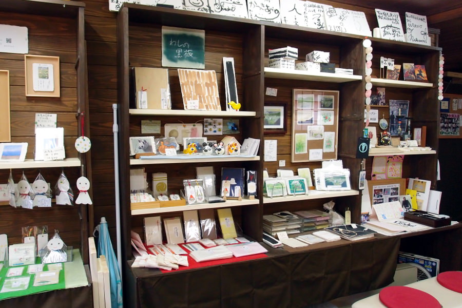 店内には、手漉き和紙体験をした子どもたちからの可愛いお手紙も 店内には、手漉き和紙体験をした子どもたちからの可愛いお手紙も