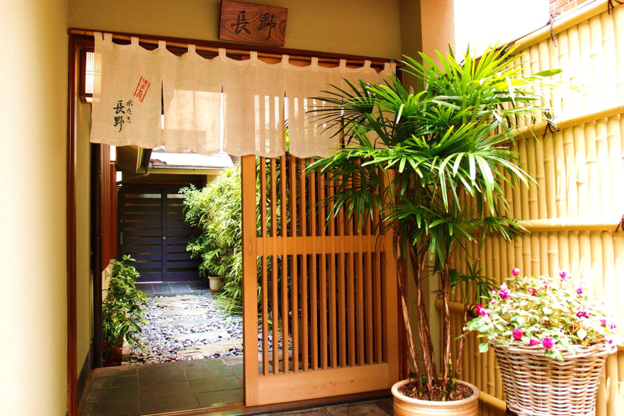 12時から営業しているので昼食にもおすすめの「水たき長野」は、閑静な住宅街にある 12時から営業しているので昼食にもおすすめの「水たき長野」