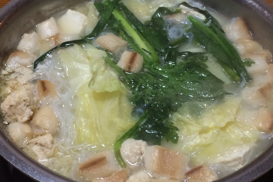 スープと絡んだつくねや春菊、麩をじっくり味わって