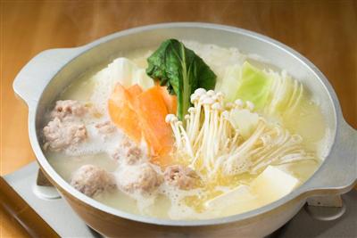 鶏を6時間かけて丁寧に炊いたスープは後を引くおいしさです