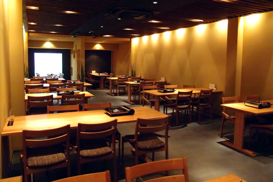 6人掛けのテーブルが並ぶ店内。二人で訪れてもゆったり使える 6人掛けのテーブルが並ぶ「橙」の店内