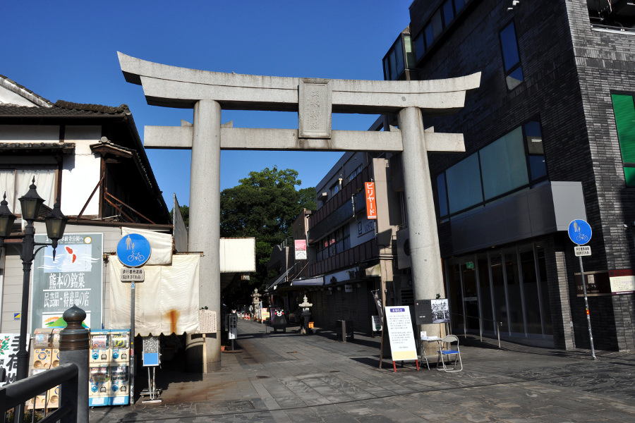 鳥居をくぐれば、水前寺成趣園 鳥居をくぐれば、水前寺成趣園