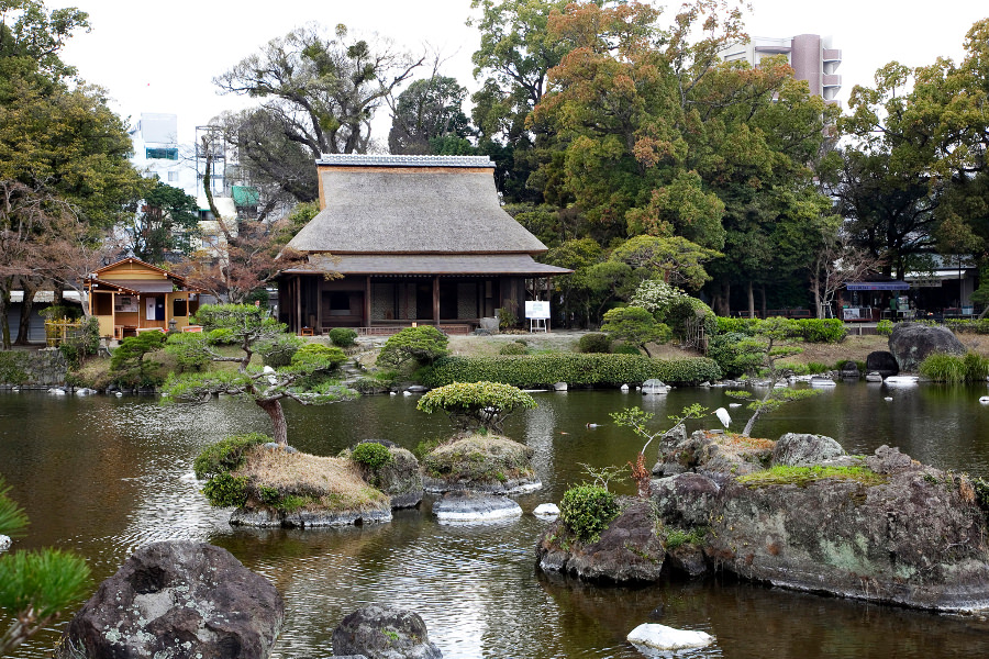 古今伝授の間から眺める日本庭園は、まさに特等席だ 古今伝授の間から眺める日本庭園は、まさに特等席だ
