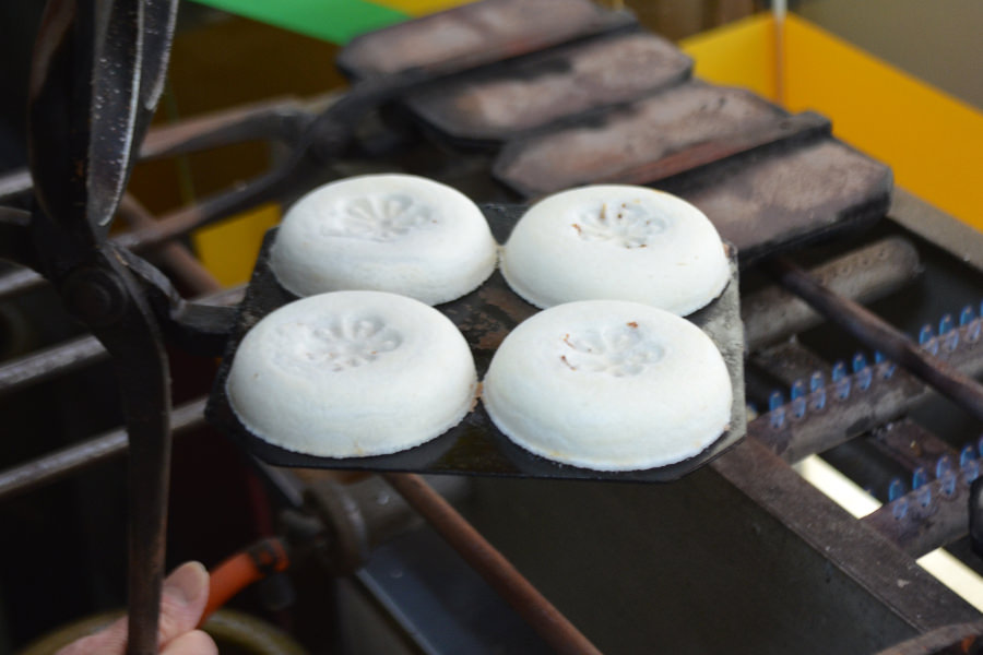 もちもち食感と甘さが絶妙。店頭で手焼きされている もちもち食感と甘さが絶妙。店頭で手焼きされている