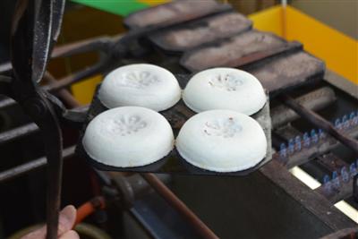 もちもち食感と甘さが絶妙。店頭で手焼きされている