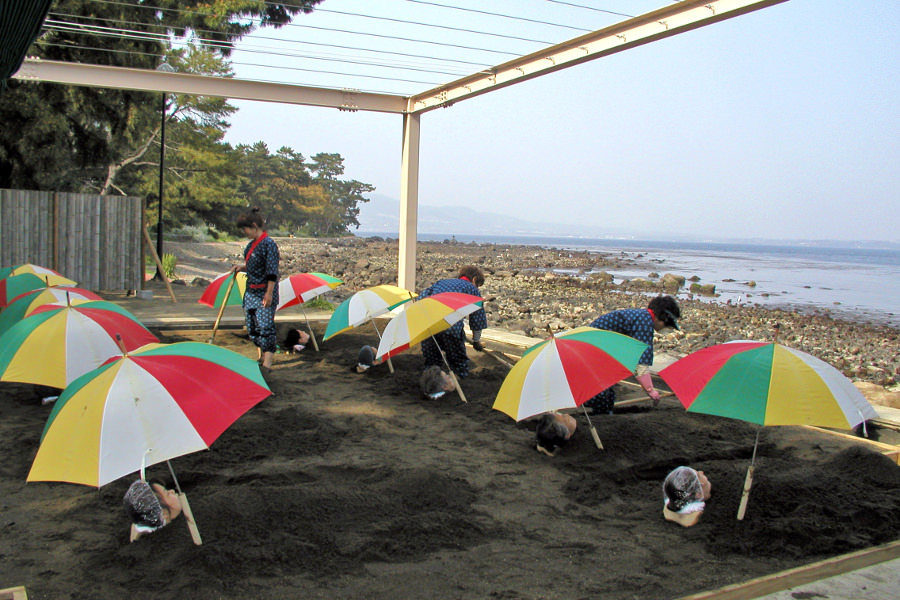 心地よい砂の重みと温かさが、心と体を癒してくれます 心地よい砂の重みと温かさが、心と体を癒してくれます